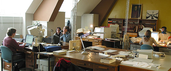 image de la salle de travail des archivistes